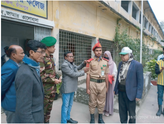 অধ্যক্ষ ও অন্যান্য শিক্ষকমন্ডলী বিএনসিসি সদস্যদের ব্যাচ পড়াচ্ছেন